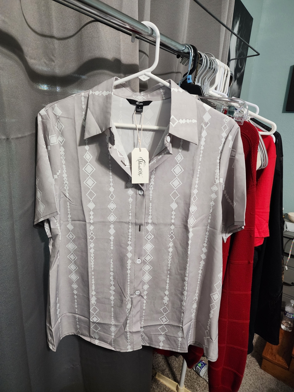 Women's Short Sleeve Button-Down Shirt - Gray Diamond Print
